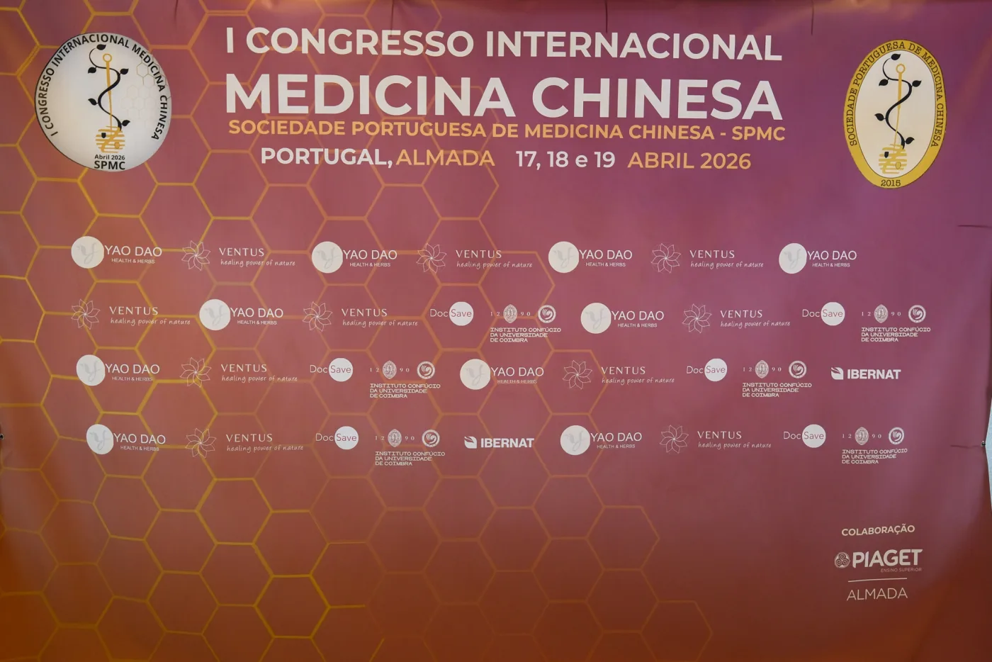 Painel de boas-vindas do I Congresso Internacional de Medicina Chinesa, Almada 2026